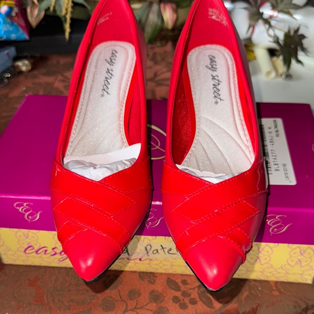 Easy Street Women's Red Pumps Never Worn Size 6W